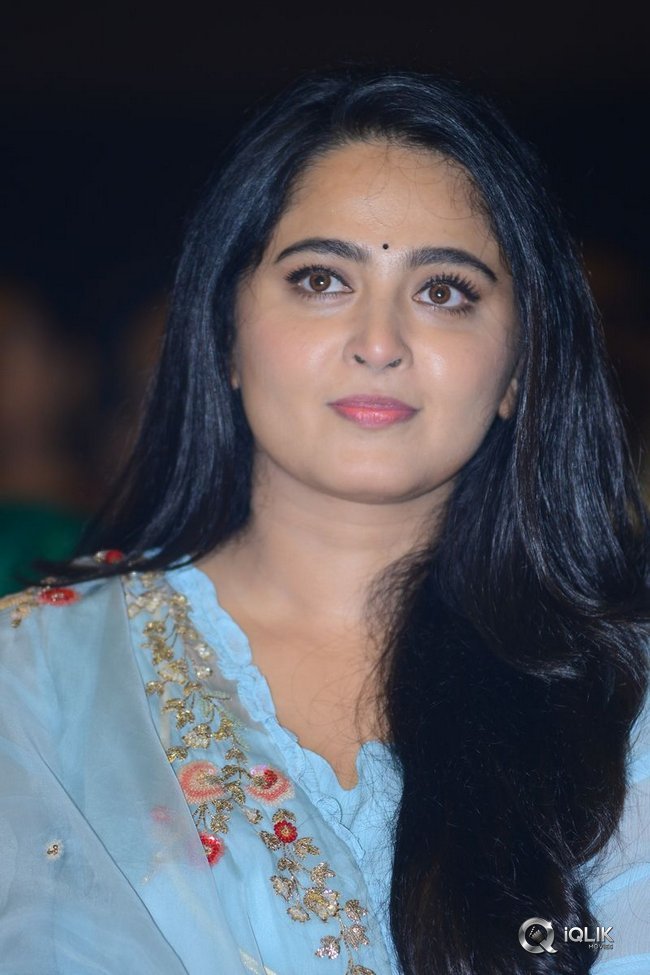 Anushka-at-Hit-Movie-Pre-Release-Event